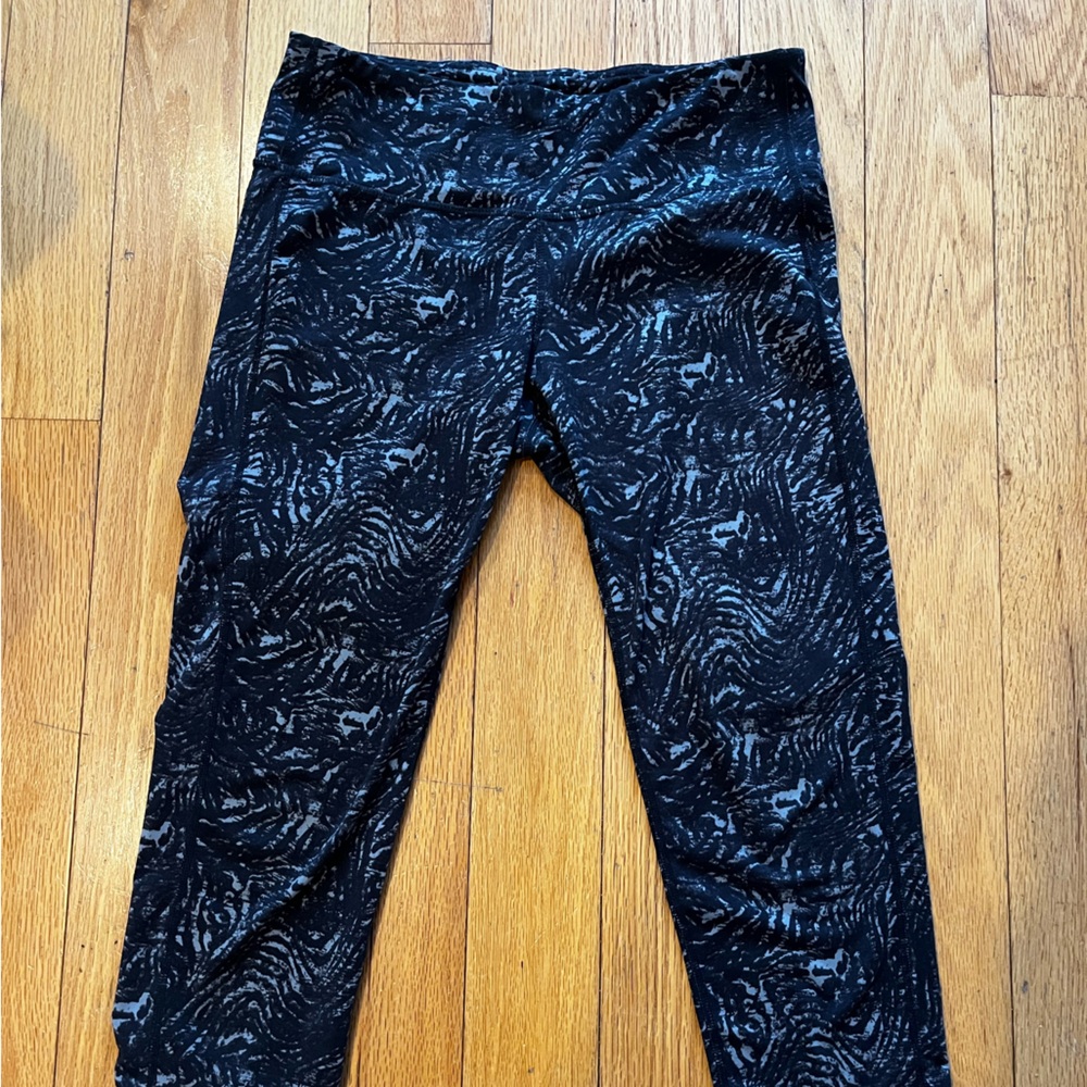 Athleta Black and Gray Textured Leggings- Capri